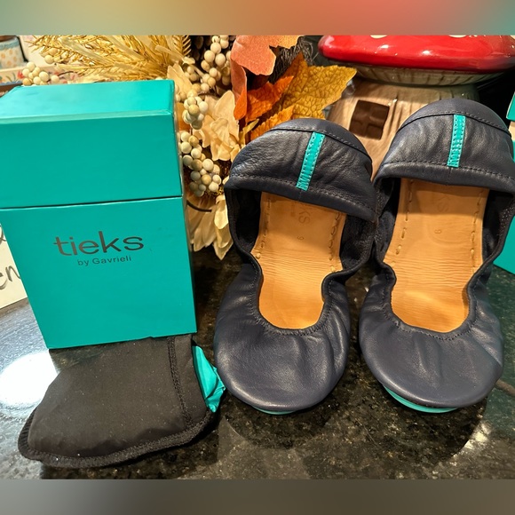 Tieks California Navy Size 9. EUC - Picture 1 of 10